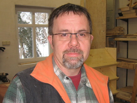 Uwe Neumann in der Holzwerkstatt