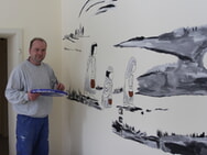 In der Schule wird ein Wandbild gemalt